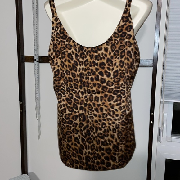 Reversible tank. Leopard print or flower pattern . V-neck or round neck. - Picture 5 of 8